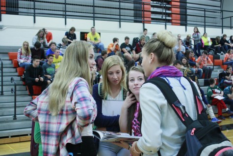 Capturing 2015 in yearbook distribution day