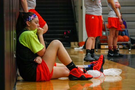 Icing her injured ankle,
sophomore McKenzie
Williams continues
to watch the rest of
the JV girls basketball
team practice after she
twisted her ankle by
landing on someone’s
foot when coming
down from a layup.