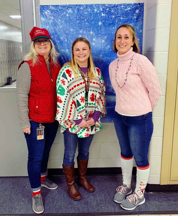 PHOTO OF THE WEEK: Dec. 18 ~ Spirit week is upon us and we love when staff and students dress as their favorite Santa characters!! 🎅🏼🎄❄️ #MerryChristmas #spiritweek2019 #UareUncaged
