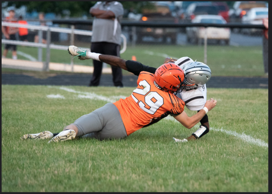 Gary Killinger sacks Detroit Lincoln King’s quaterback.