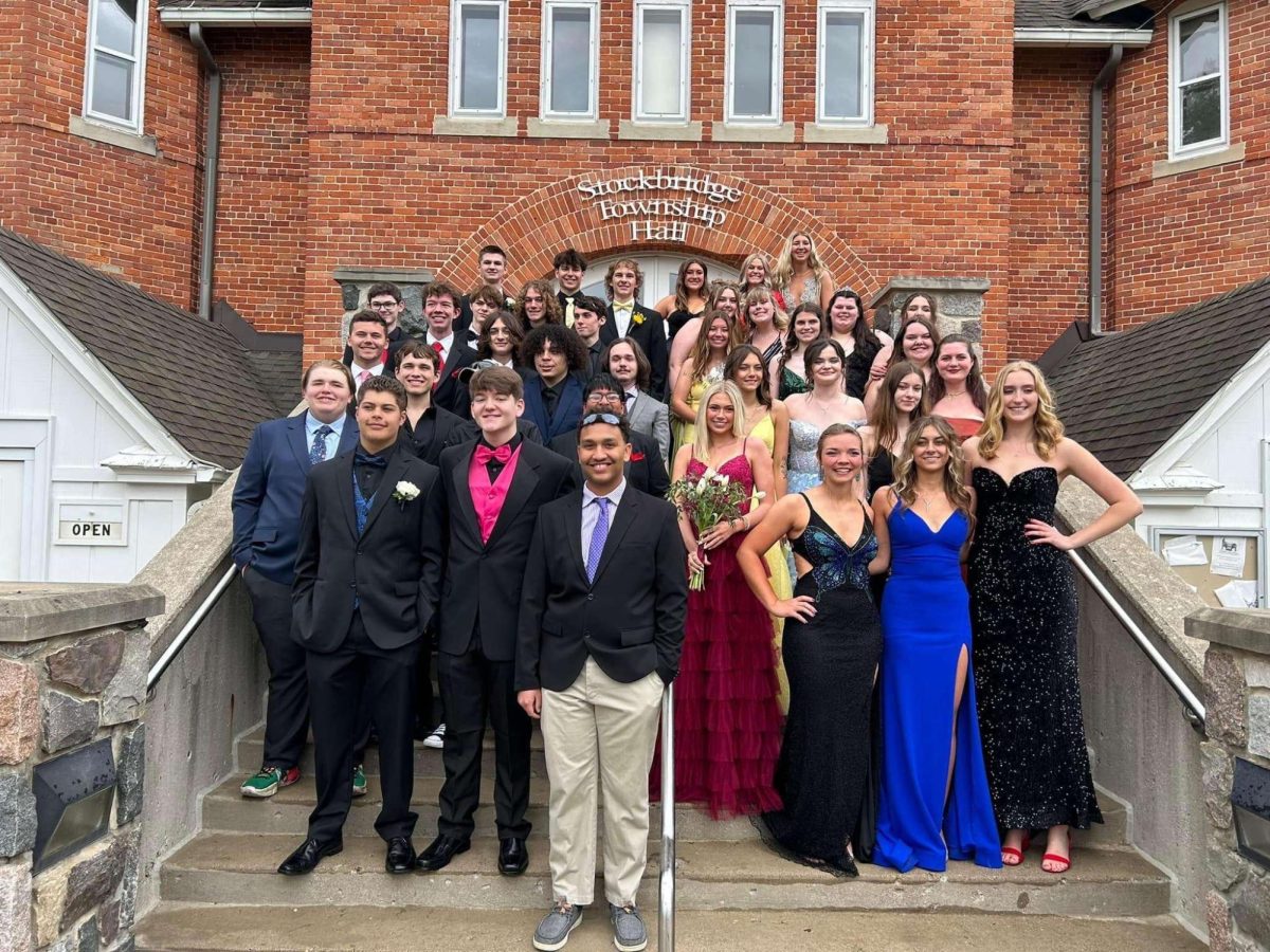 Students from the class of 2024 came together to take a picture for their last prom. Photo provided by Elizabeth Castleberry 